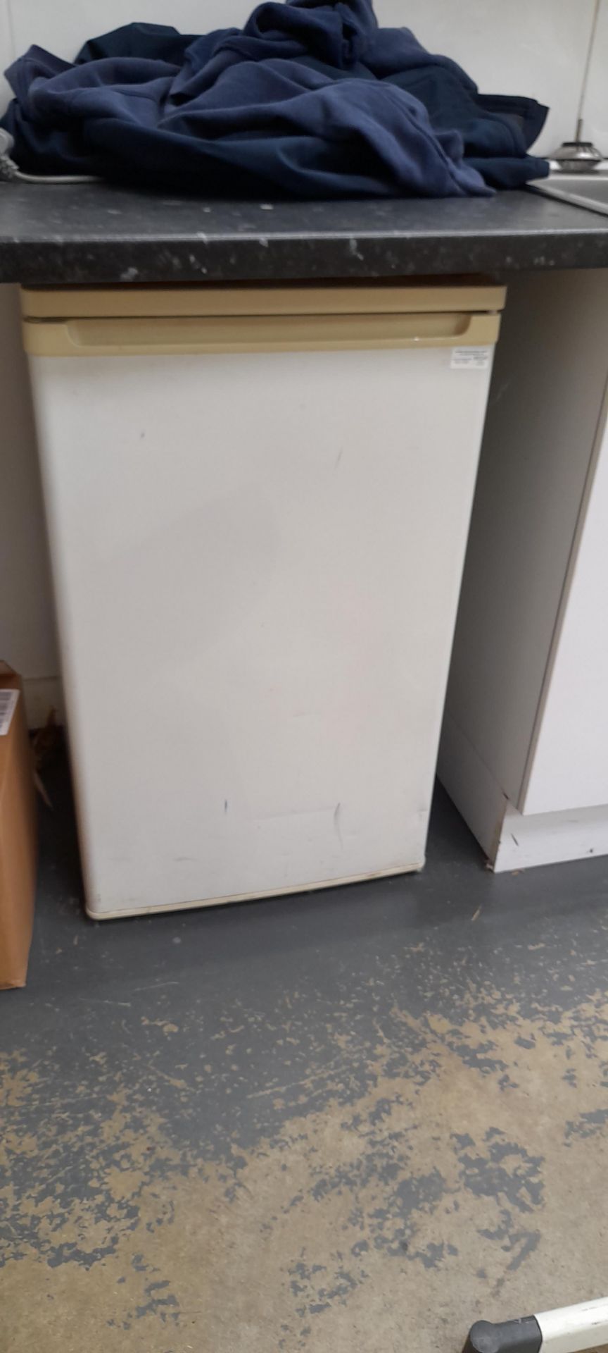 1x White undercounter fridge and 1x white undercounter fridge freezer and white floor standing - Image 2 of 3