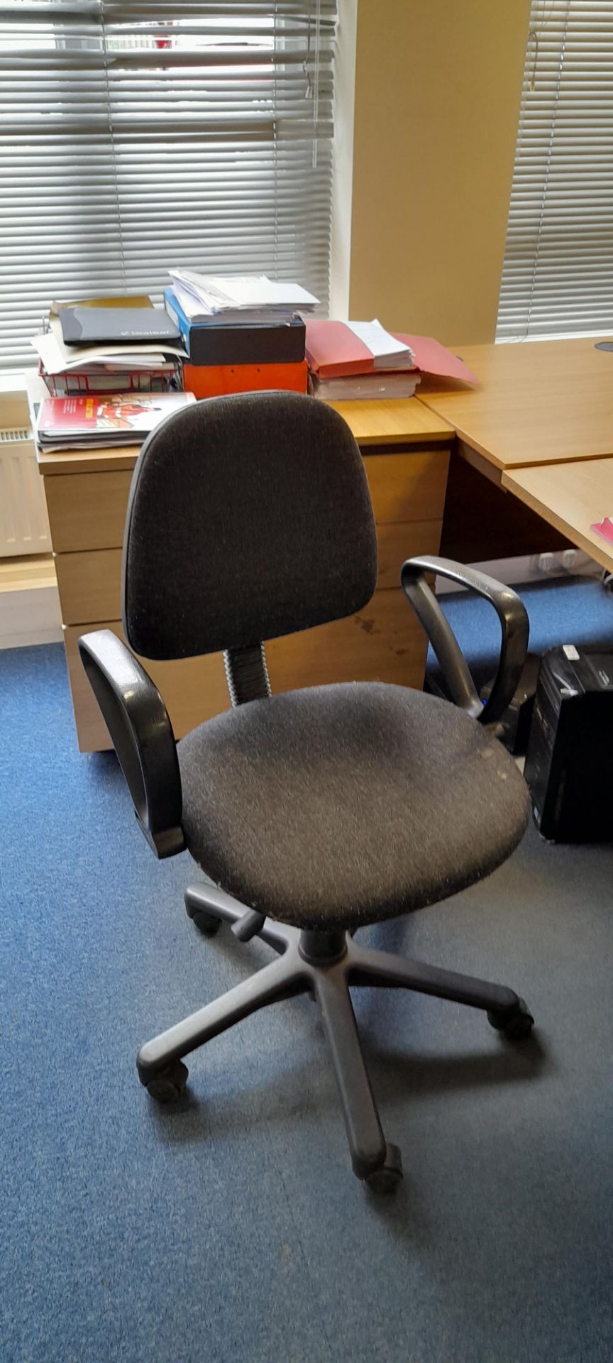 4x Adjustable black mobile office chairs - Image 3 of 4