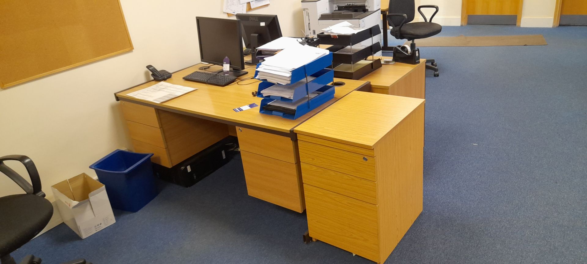 2x Straight edge cantilever office desk with inbuilt drawers and 2x mobile pedestals - Image 3 of 3