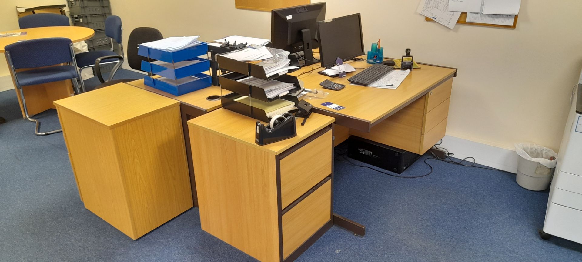 2x Straight edge cantilever office desk with inbuilt drawers and 2x mobile pedestals - Image 2 of 3