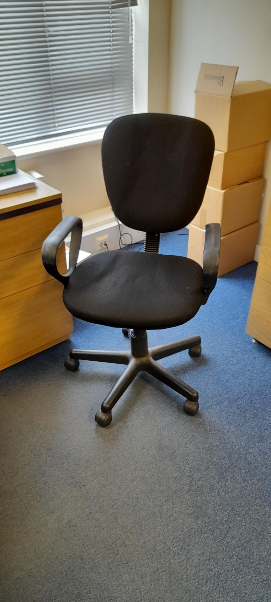 4x Adjustable black mobile office chairs - Image 4 of 4