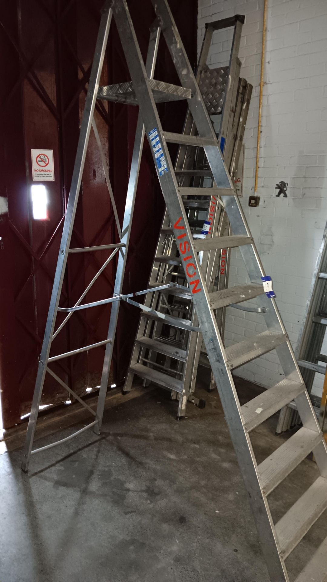 Youngman 10-tread platform ladder – Located in Unit 3 - Bild 2 aus 3