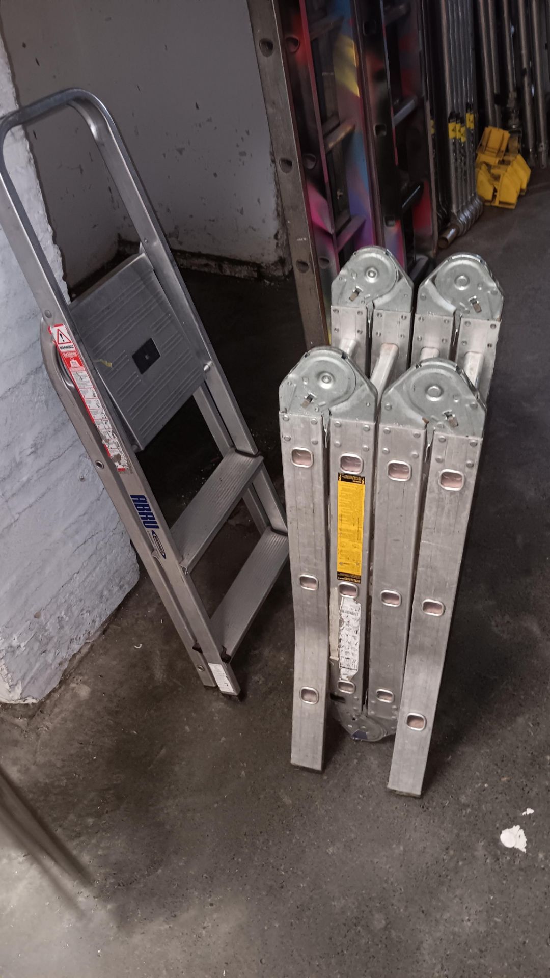 4-section multi purpose ladder and a 3-tread step ladder – Located in Unit 3 - Bild 2 aus 2