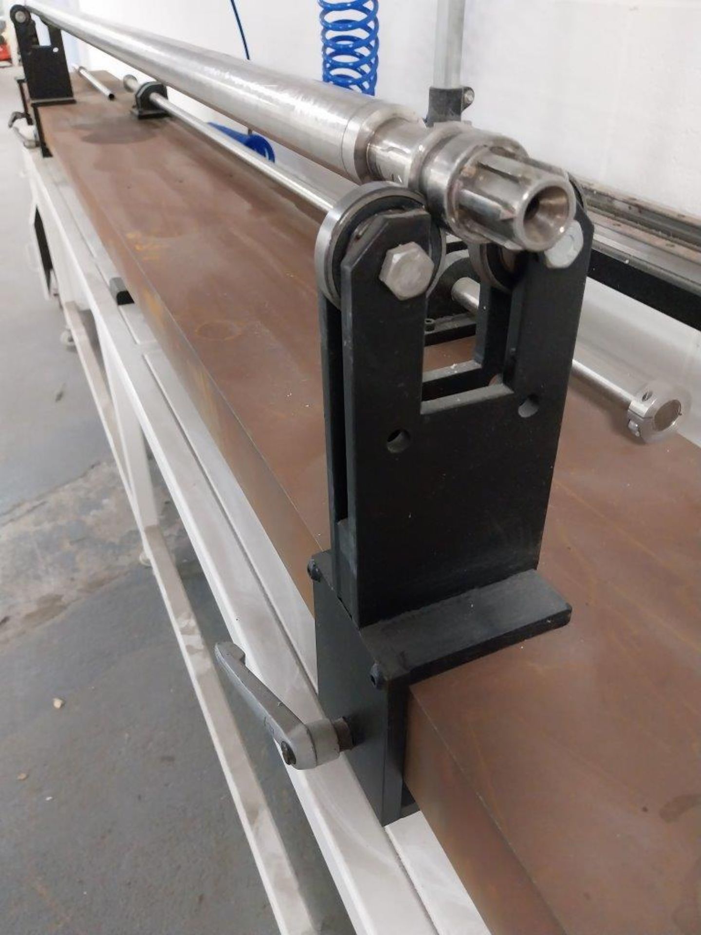 Sleeve inliner cutter with rotatable bar support and air fed cutter on mobile workbench, bench - Image 8 of 8