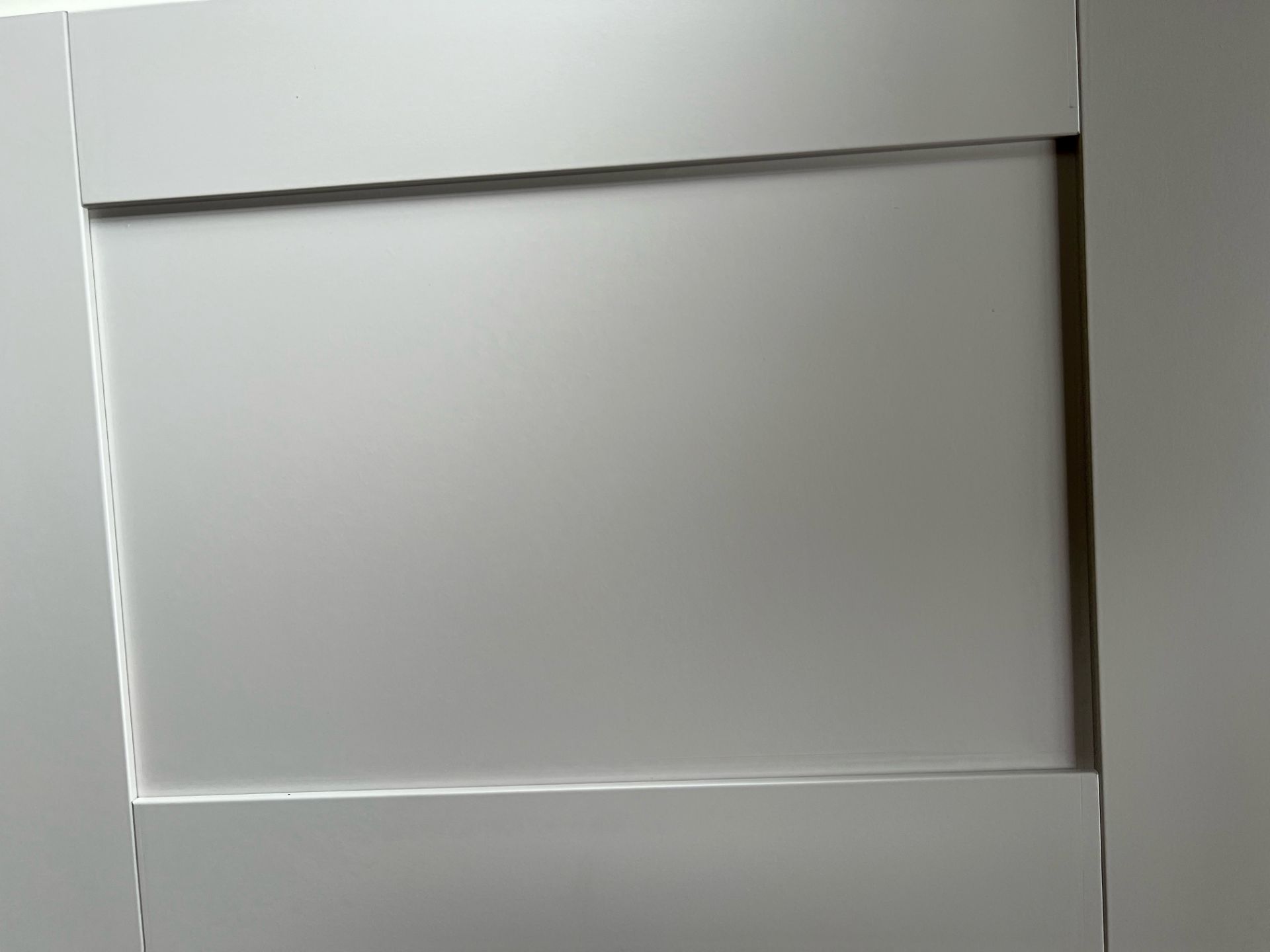 2584 items dove grey shaker kitchen doors and drawer fronts inc glass and curved doors. This lot - Image 2 of 2