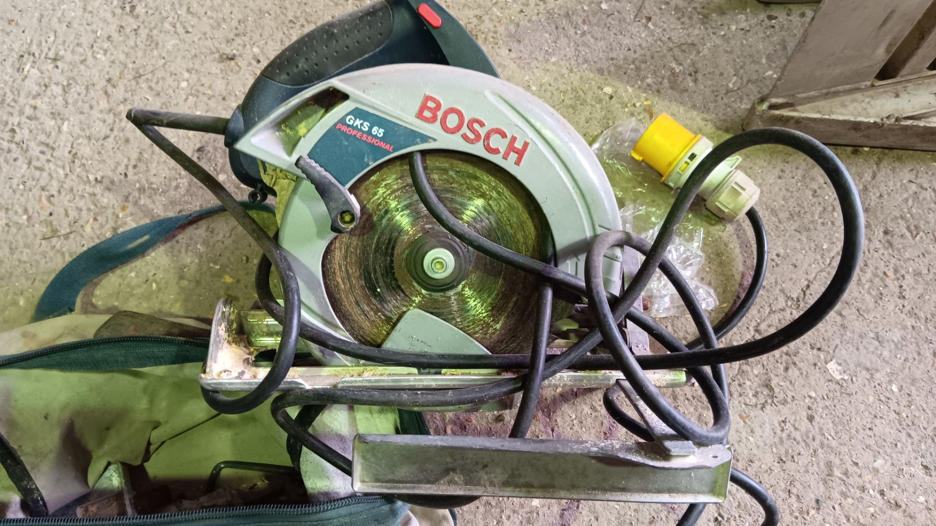 Bosch GKS65 Professional 190mm circular saw with bag, 110v, serial number 763000840 (2007) - Image 2 of 3