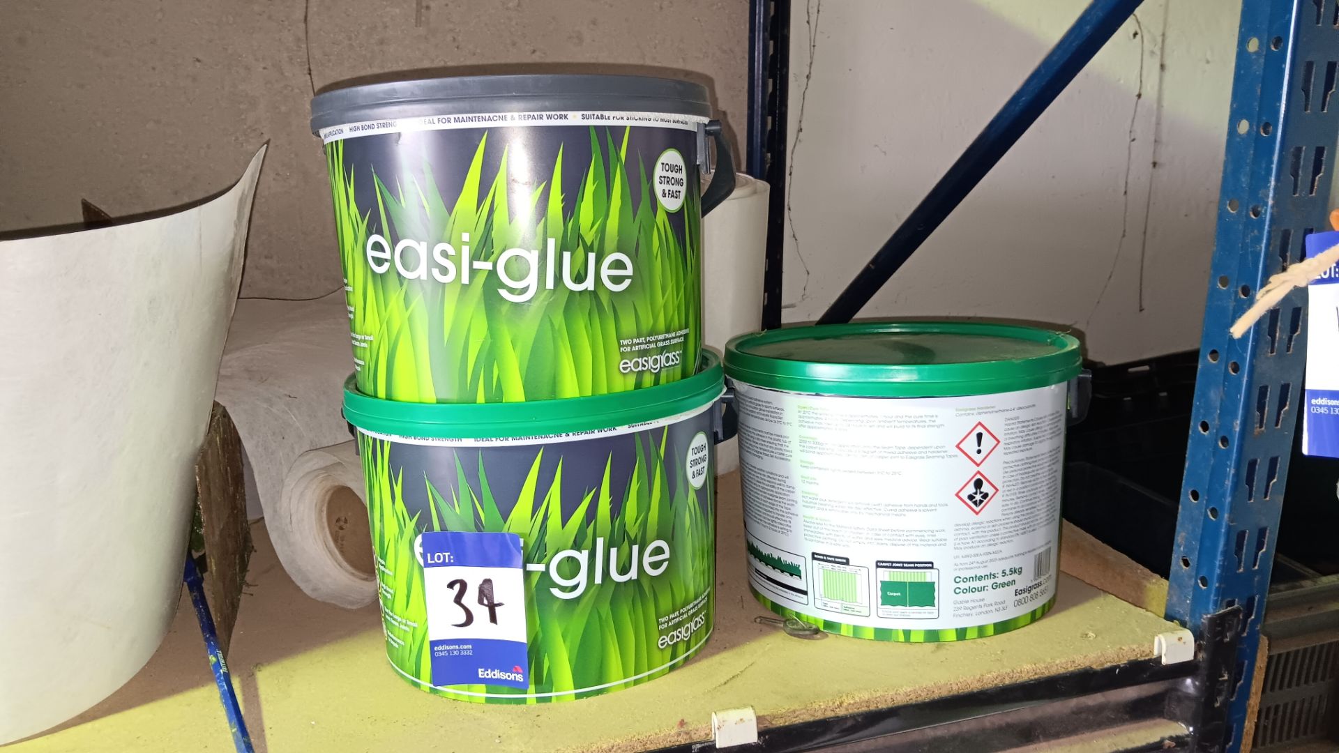 Contents of shelf to include 3 x 5.5kg tubs of Easigrass artificial lawn glue, part rolls of lawn - Image 2 of 3