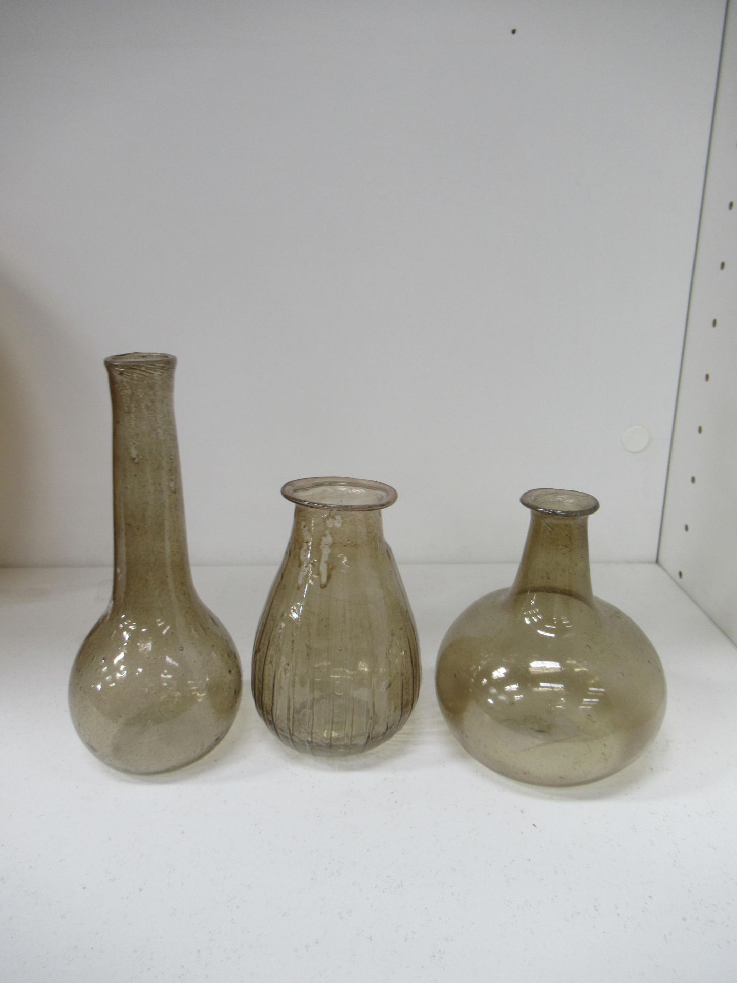 Shelf of Assorted Glass Vases - Bild 4 aus 7