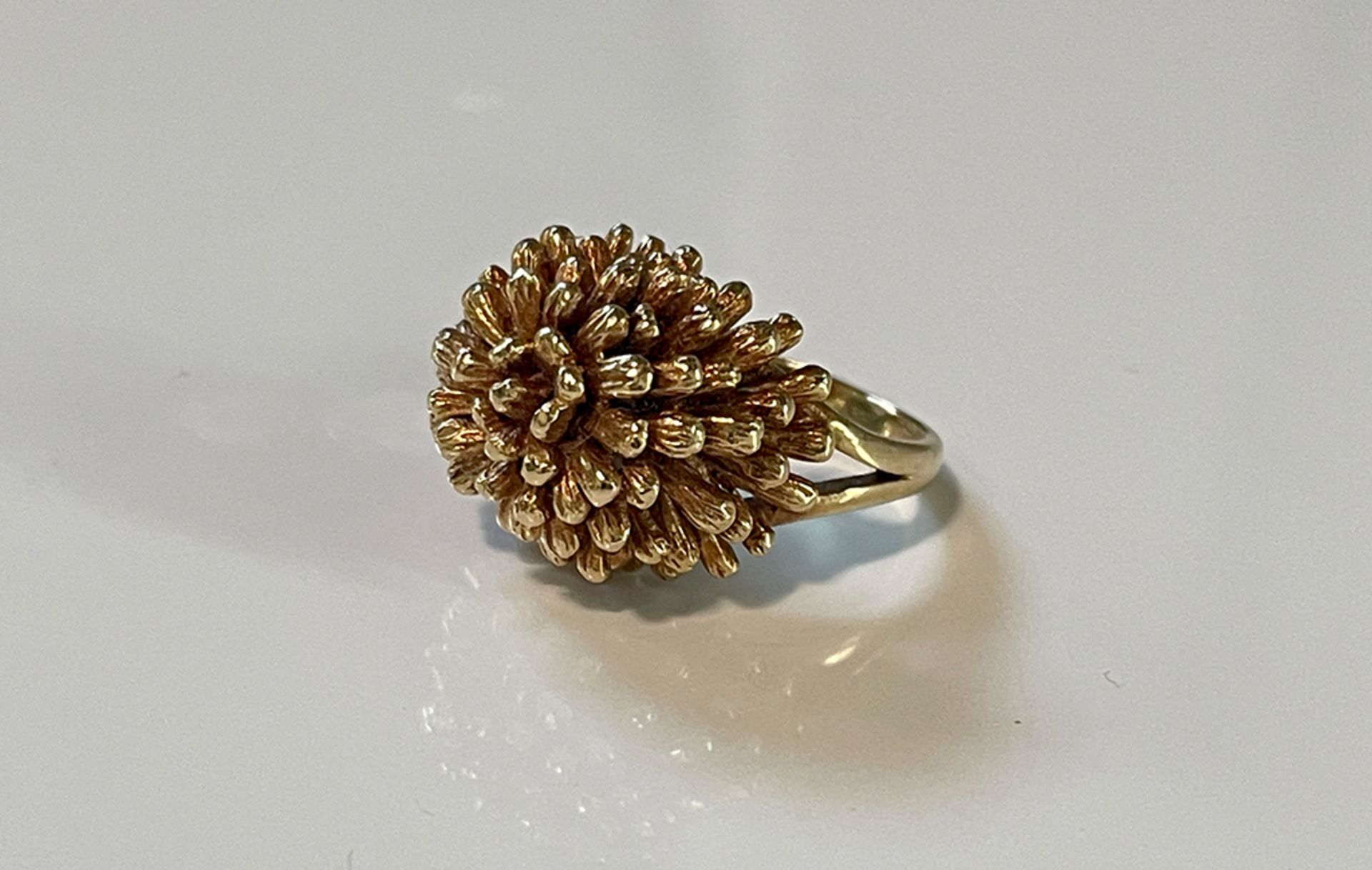 14K Gold ring in form of a flower - Image 4 of 5