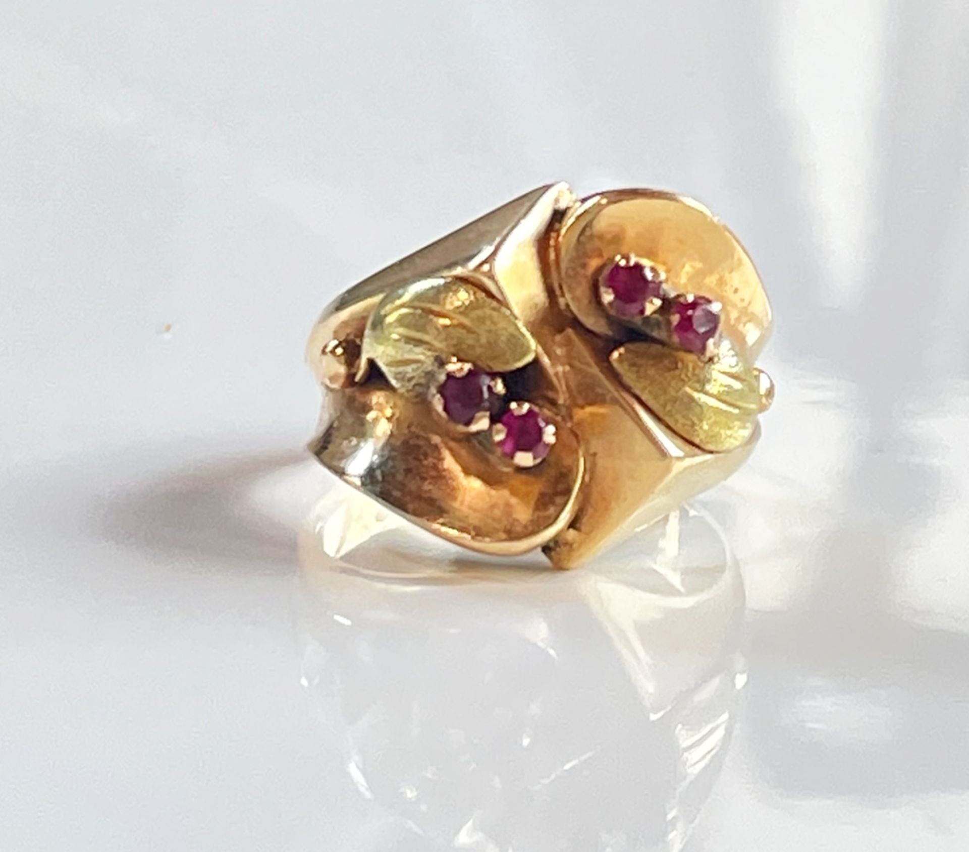 Design Ring, 750 Gelbgold mit Rubin