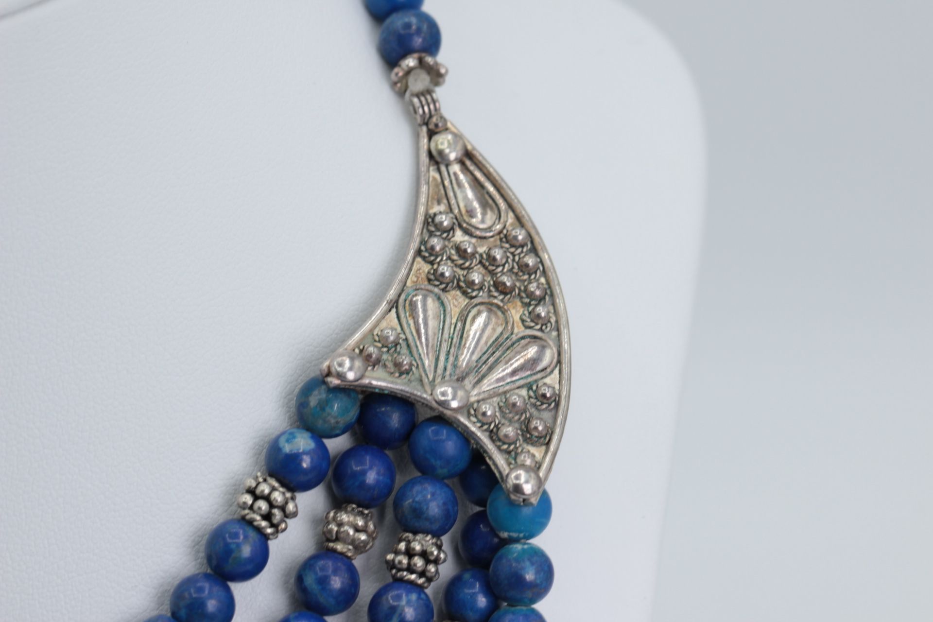 Ottoman Silver necklace with blue beads, centerpiece set with apatite - Image 4 of 7