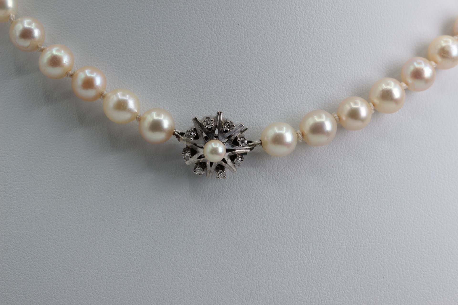 Akoya pearl necklace with white gold clasp, stamped 585. Clasp has 8 small diamonds, with a pearl - Image 2 of 3