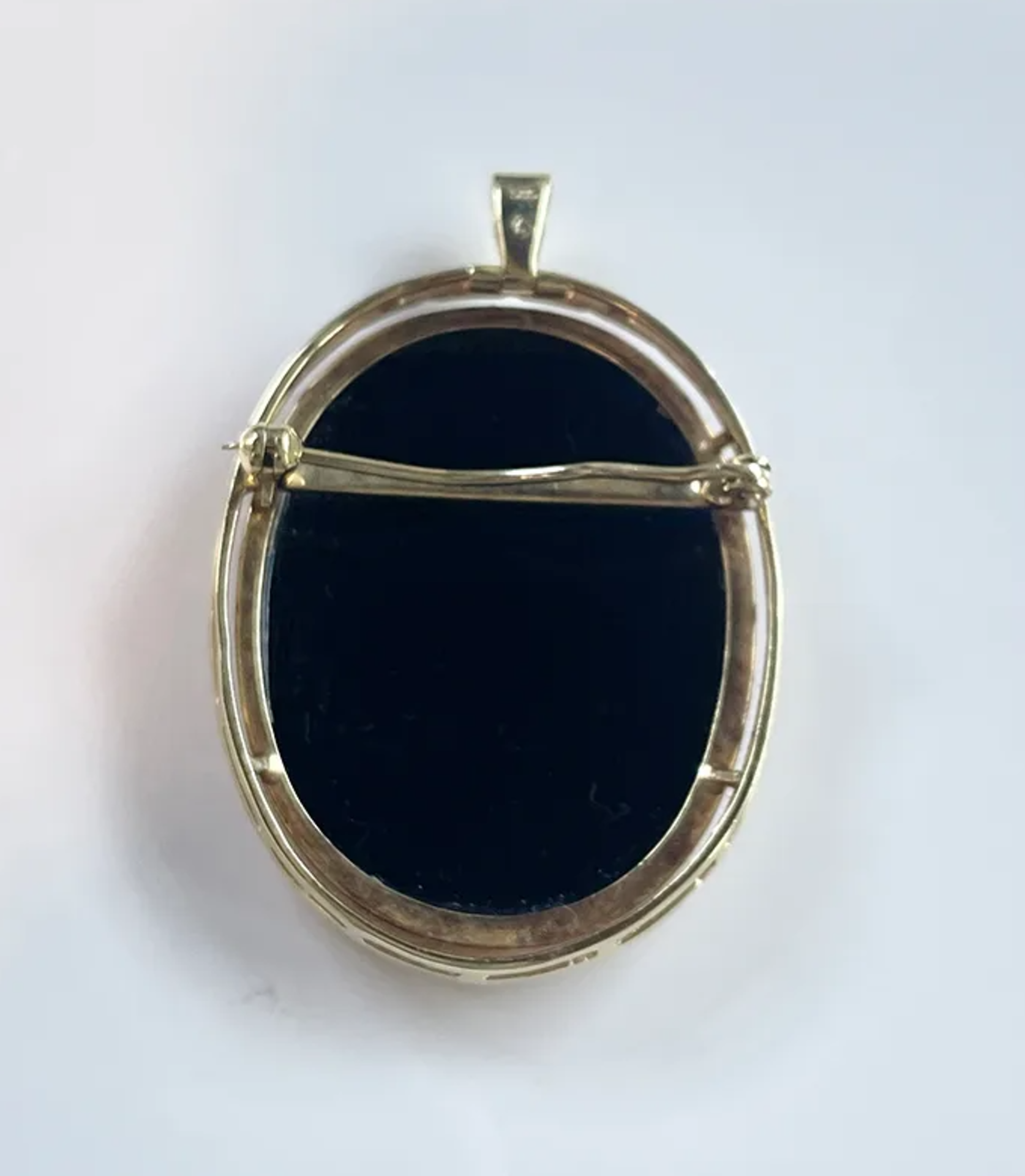 Big Blue Agate Cameo set in 14K Yellow Gold; Lady with hat - Image 3 of 4