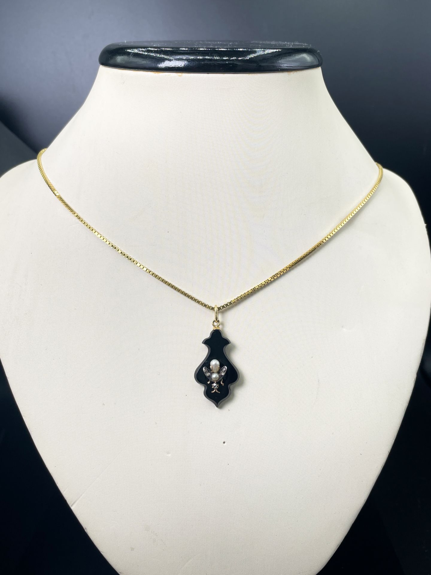 Antique onyx pendant, with 14K gold insect, pearls and diamonds - Image 2 of 5
