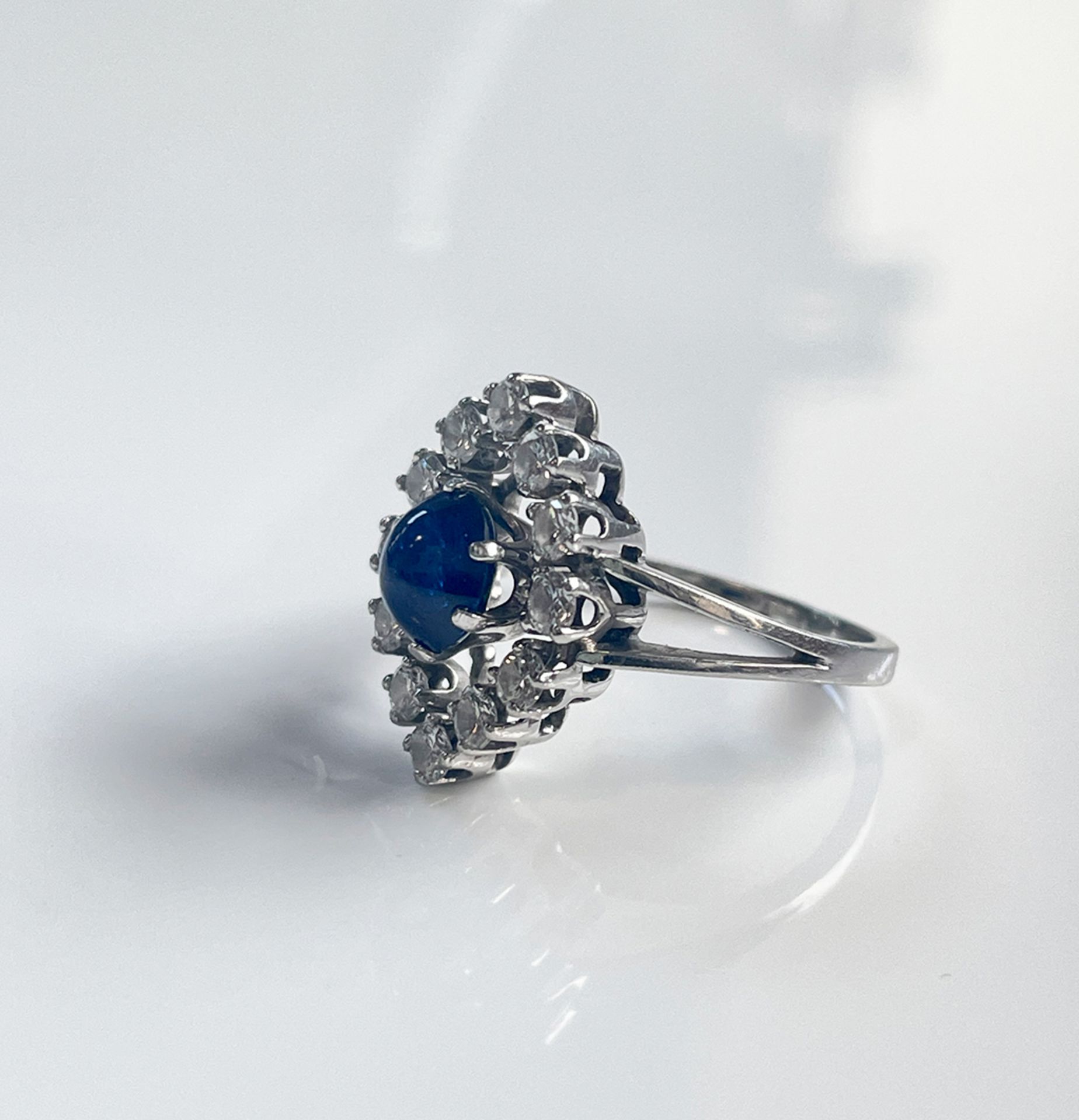 Diamond ring 18K White Gold in the middle a sapphire - Image 2 of 4