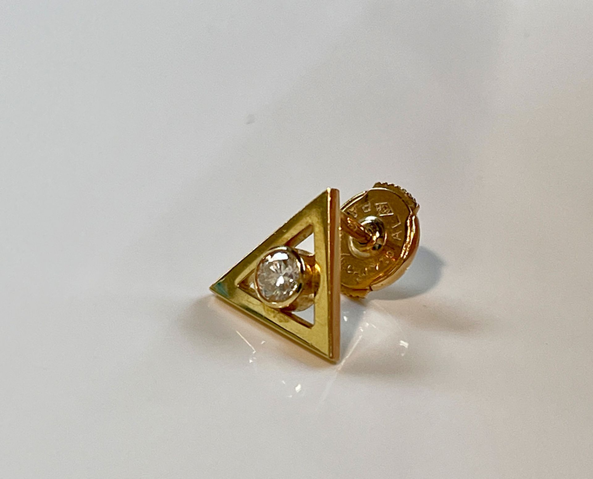 Dreieckige Anstecknadel aus 750 Gelbgold mit einem Diamanten - Bild 2 aus 3