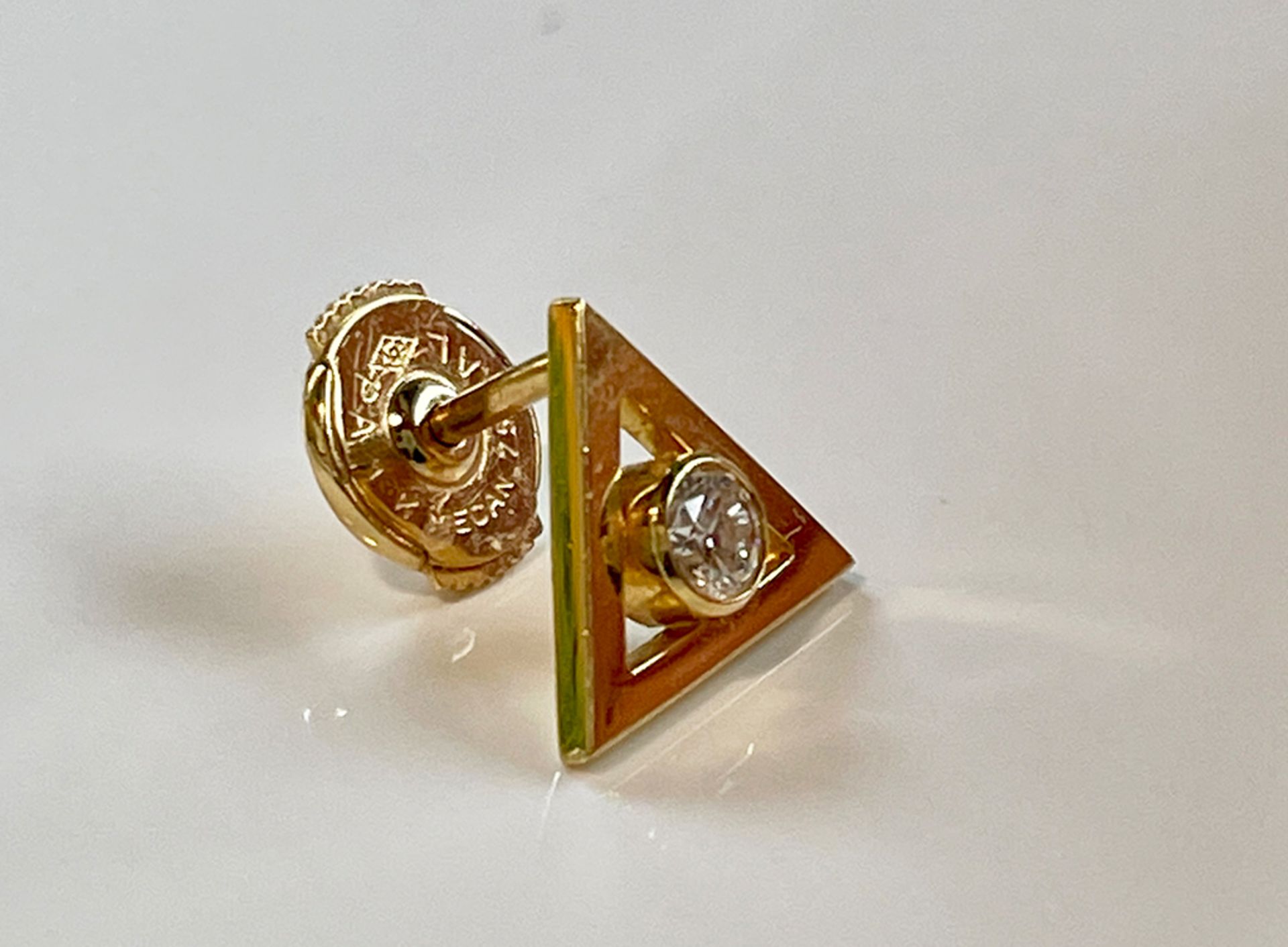 Dreieckige Anstecknadel aus 750 Gelbgold mit einem Diamanten - Bild 3 aus 3