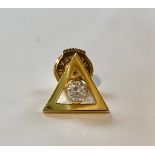 Dreieckige Anstecknadel aus 750 Gelbgold mit einem Diamanten
