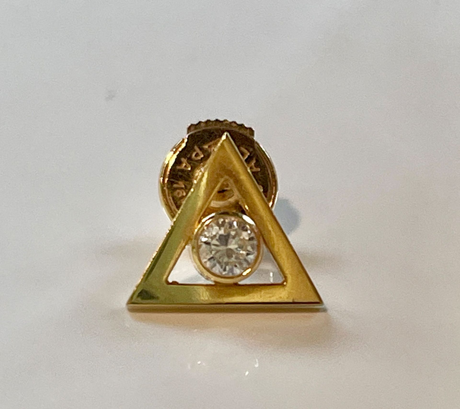 Dreieckige Anstecknadel aus 750 Gelbgold mit einem Diamanten