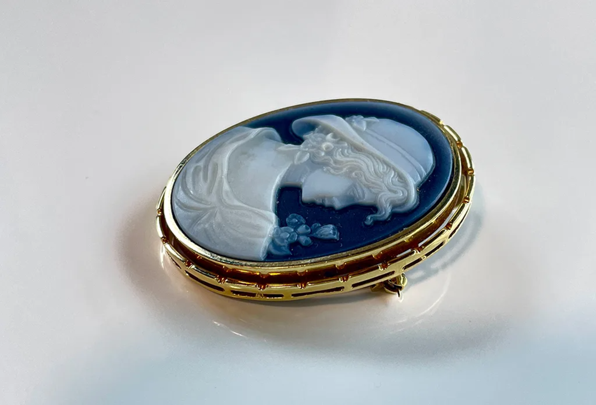 Big Blue Agate Cameo set in 14K Yellow Gold; Lady with hat - Image 2 of 4