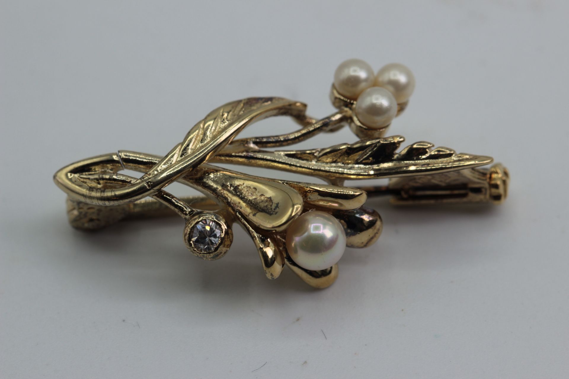 Sweet small flower brooch. 925 silver, hallmarked, gilded. Size: approx. 3.5 x 1.5cm