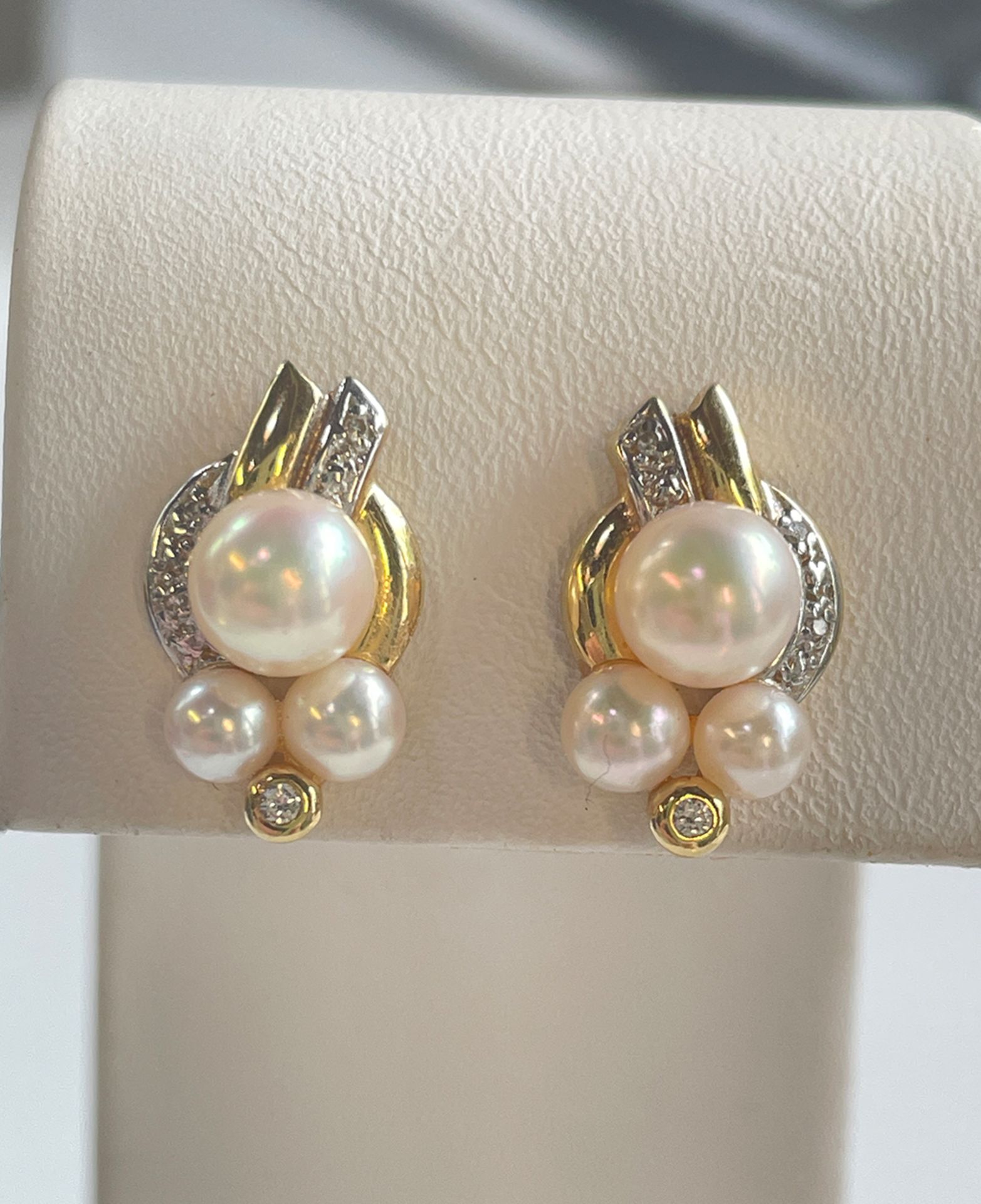 Beautiful vintage earrings with pearls and diamonds.Pearls have a nice color and hue. Biggest