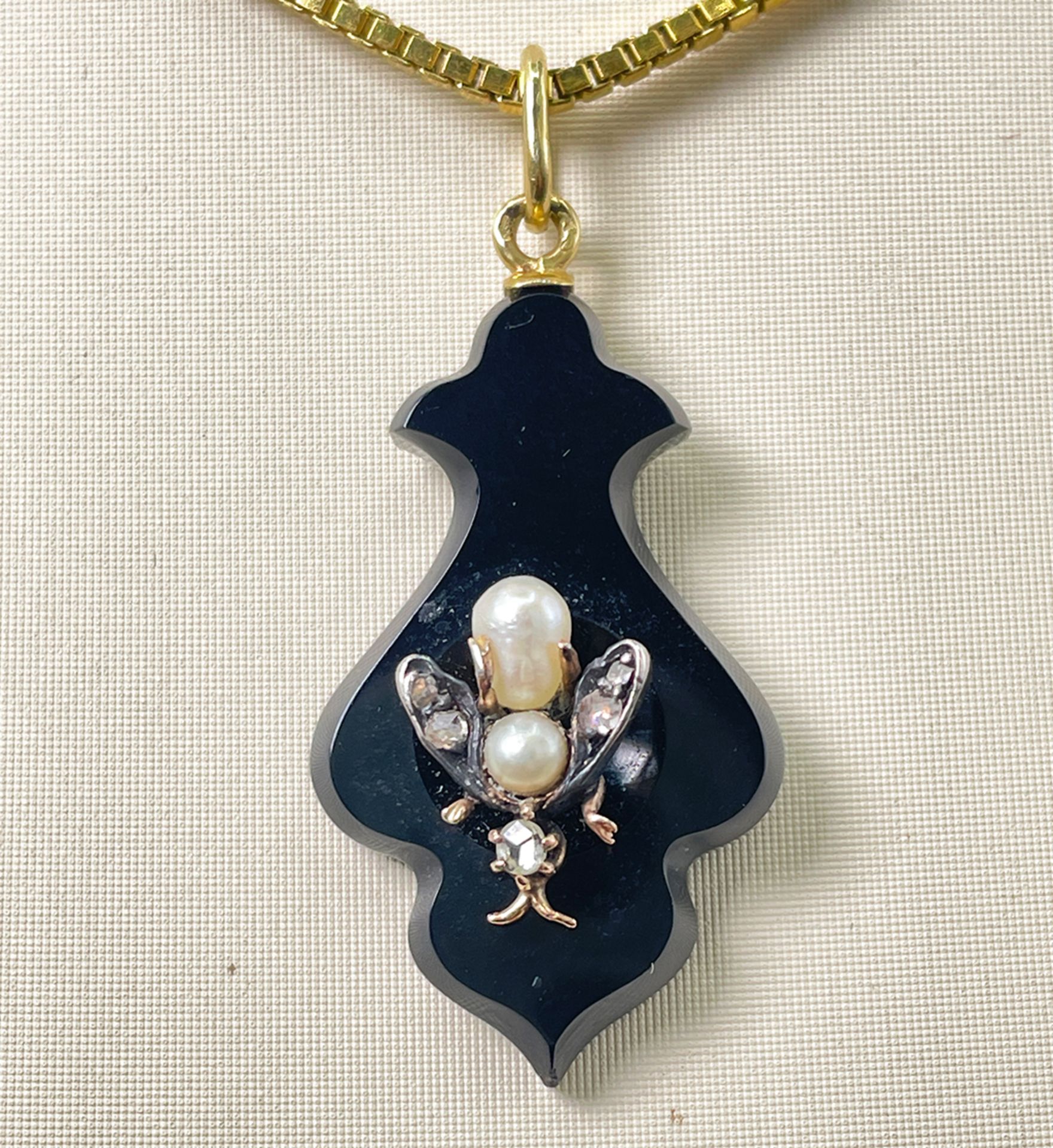 Antiker Onyx-Anhänger mit 14-karätigem Goldinsekt, Perlen und Diamanten - Bild 3 aus 5