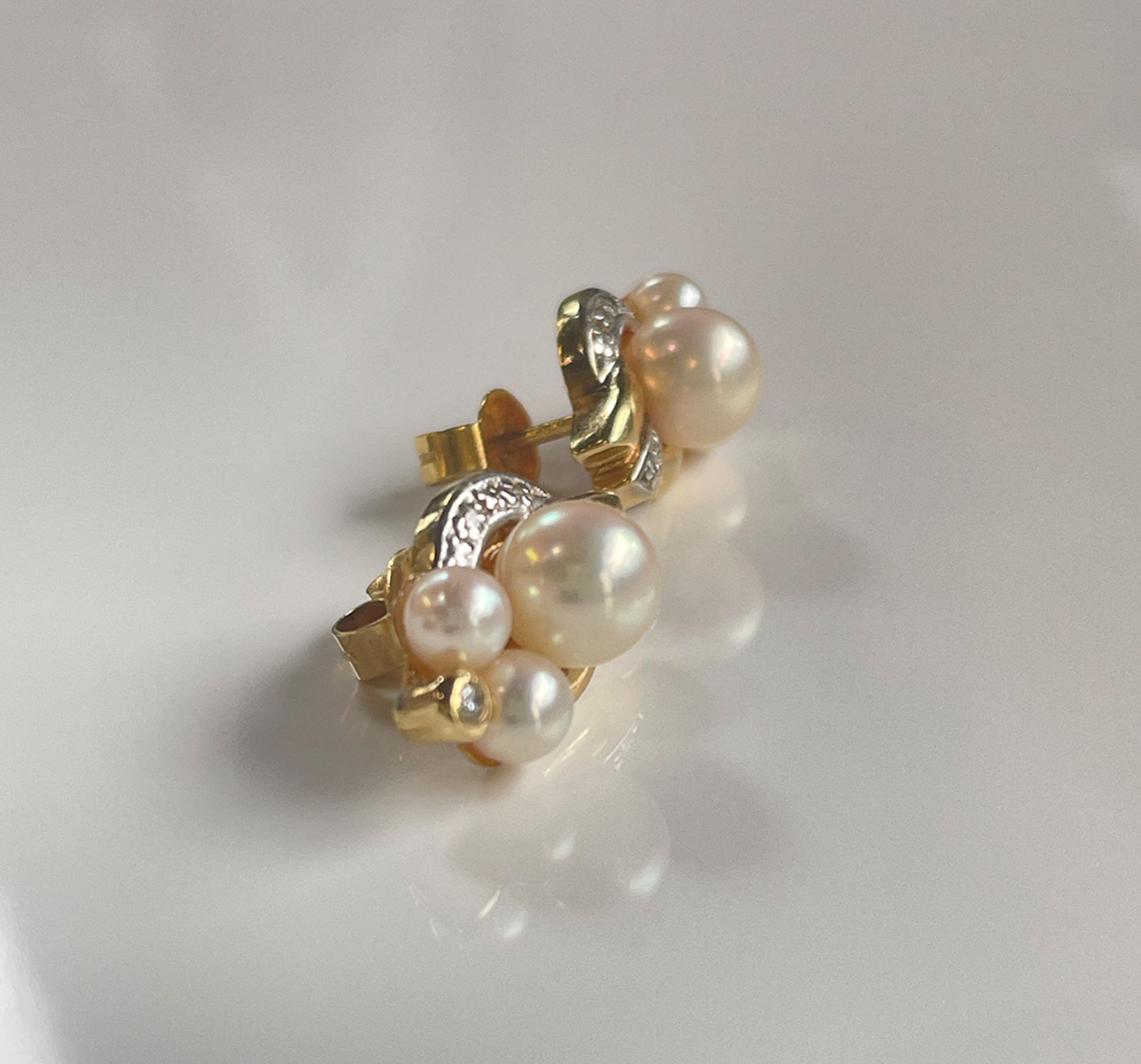 Beautiful vintage earrings with pearls and diamonds.Pearls have a nice color and hue. Biggest - Image 2 of 4