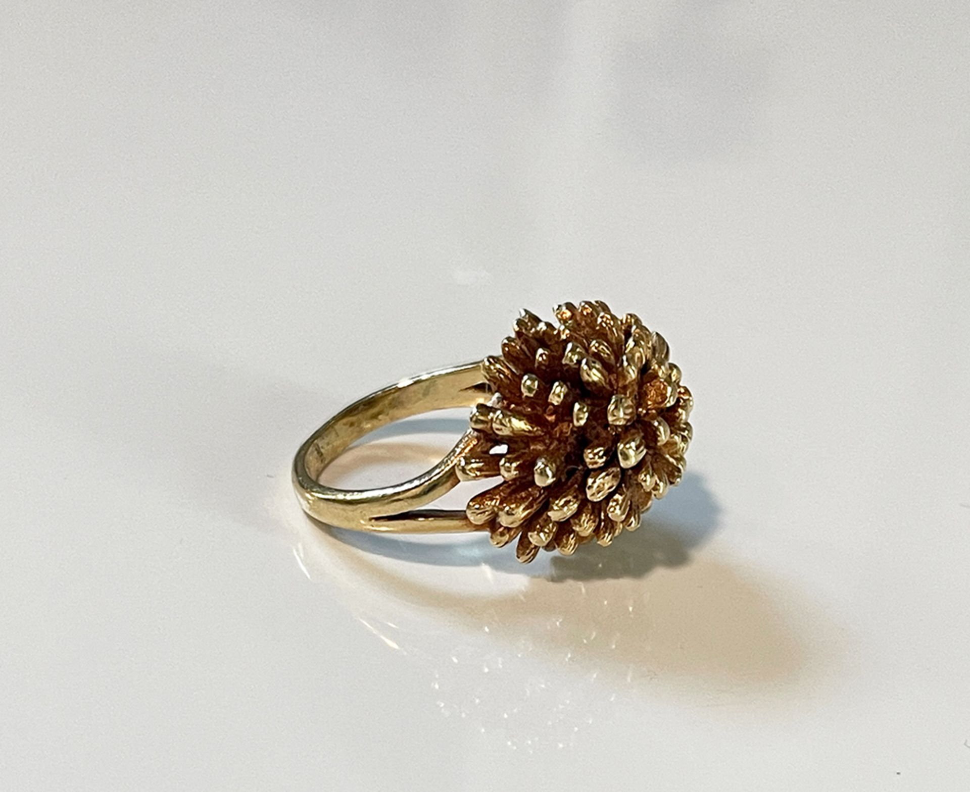 14K Gold ring in form of a flower - Image 3 of 5