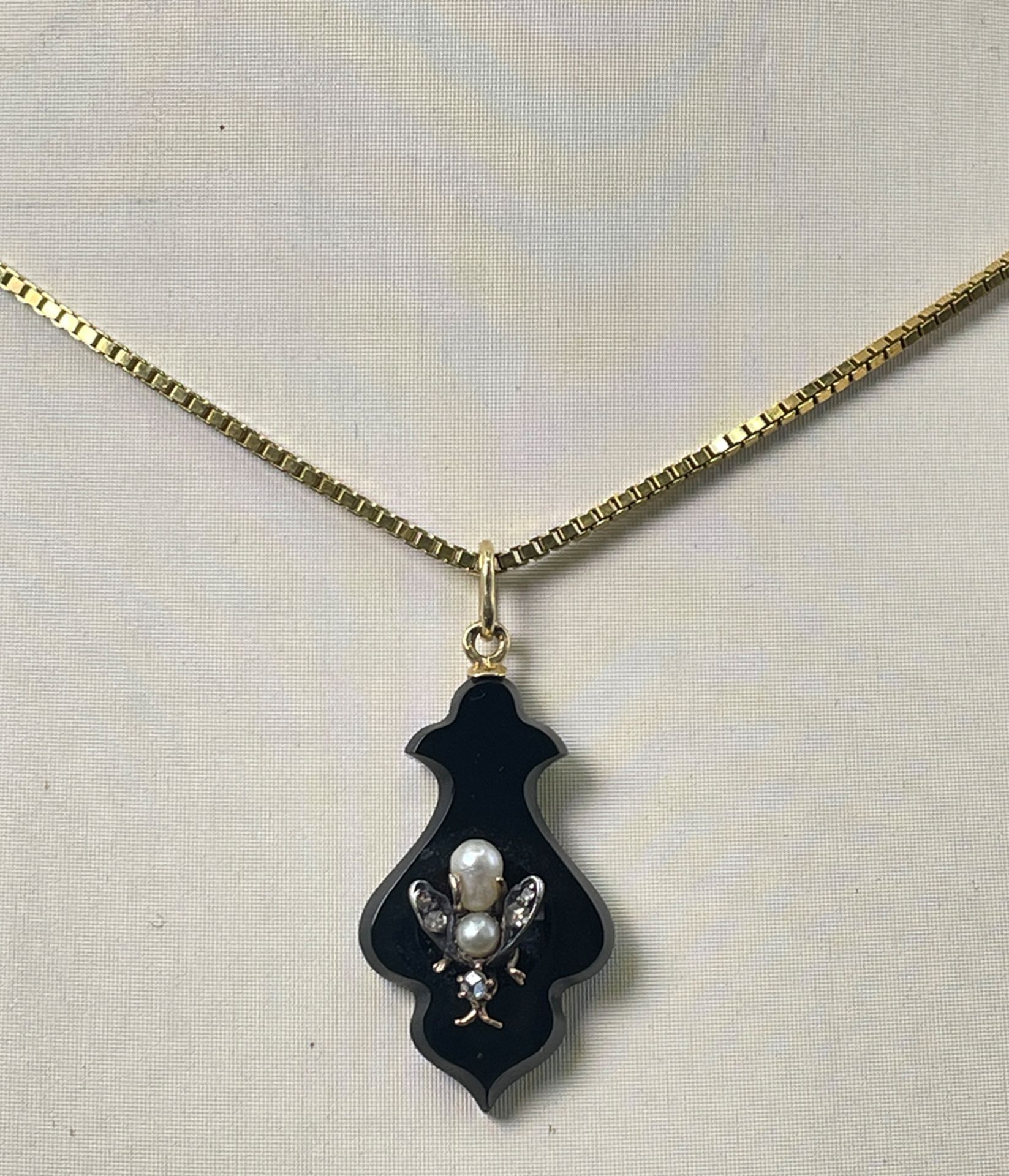 Antique onyx pendant, with 14K gold insect, pearls and diamonds - Image 4 of 5