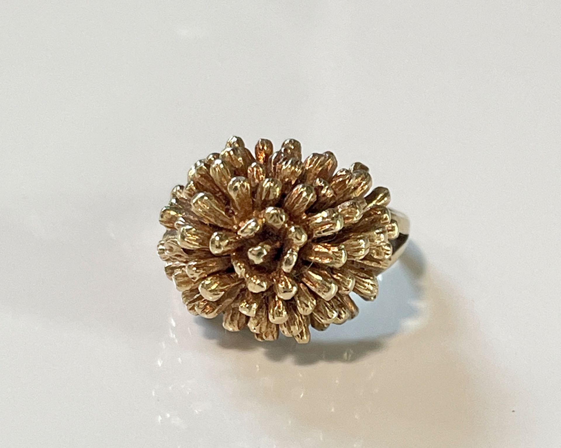 14K Gold ring in form of a flower - Image 2 of 5