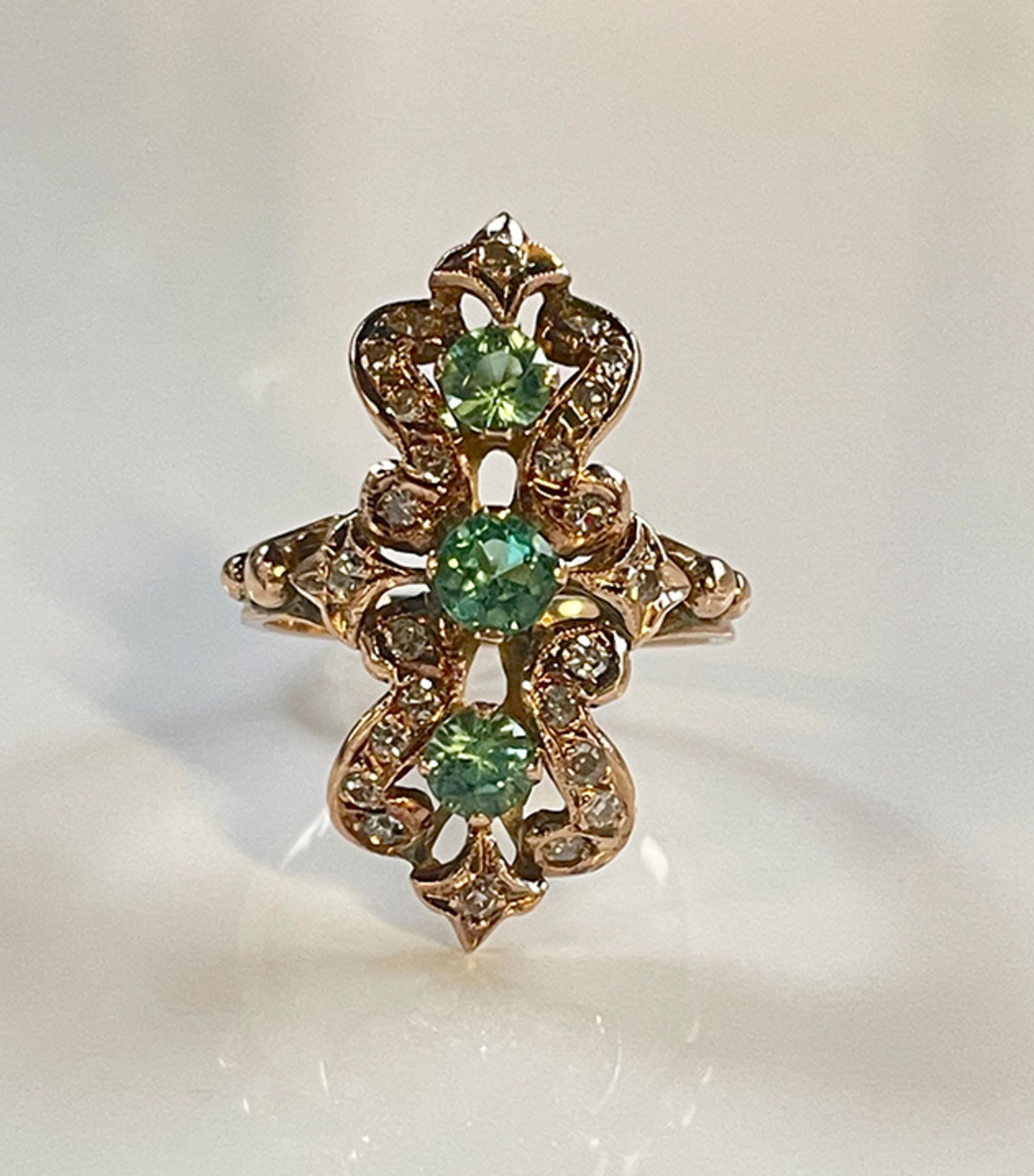 Antiker Ring mit Diamanten und Turmalin.