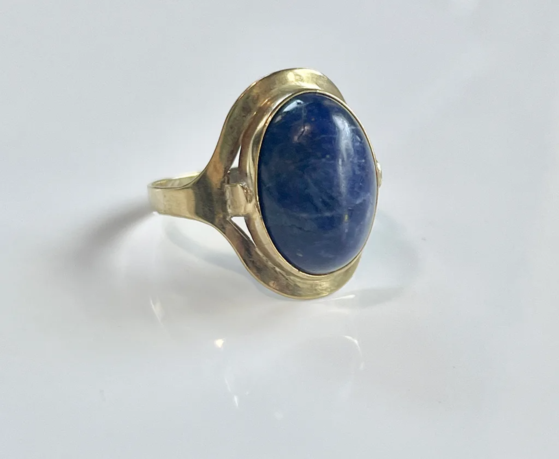 Vintage Ring with Lapis Lazuli 8K Yellow Gold