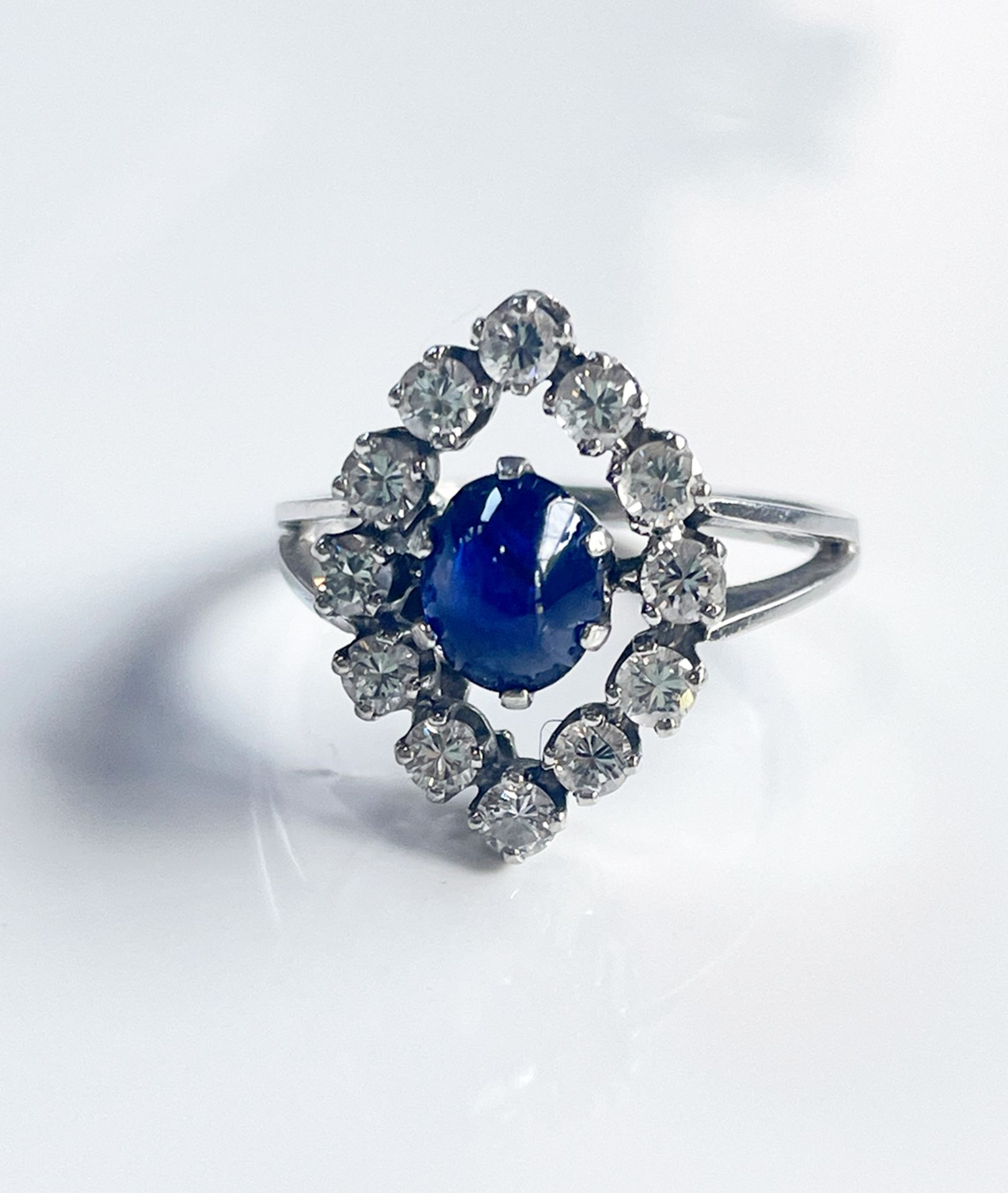 Diamond ring 18K White Gold in the middle a sapphire