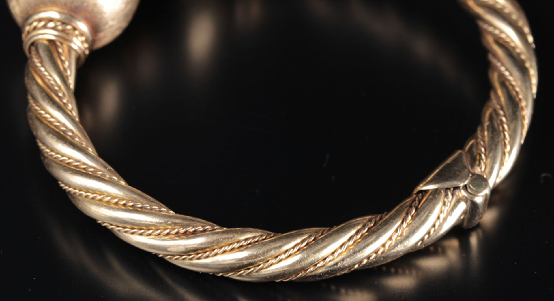 The bangle is made of twisted gold wires and has round spheres at the end.The spheres have a - Image 3 of 4