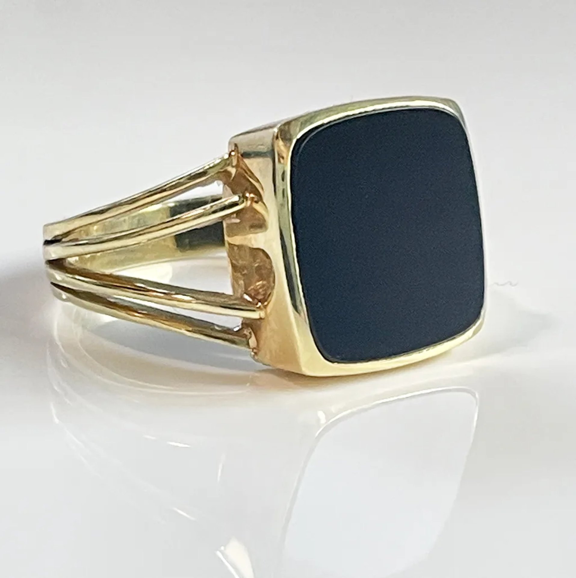 Vintage Gentlemen ring 14K yellow gold with Onyx