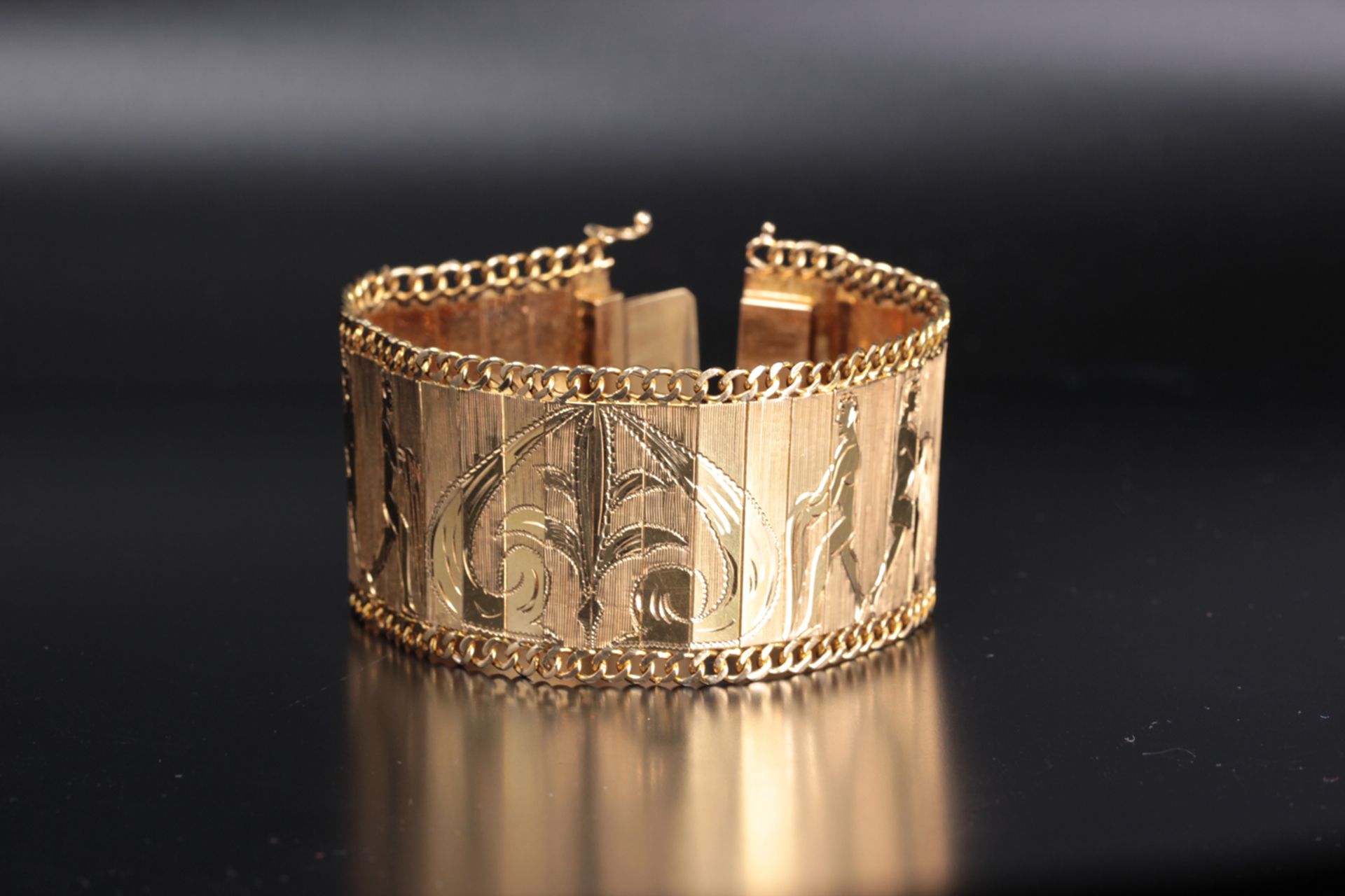 Antique 18K Gold bracelet with beautiful engraved figures - Image 6 of 6