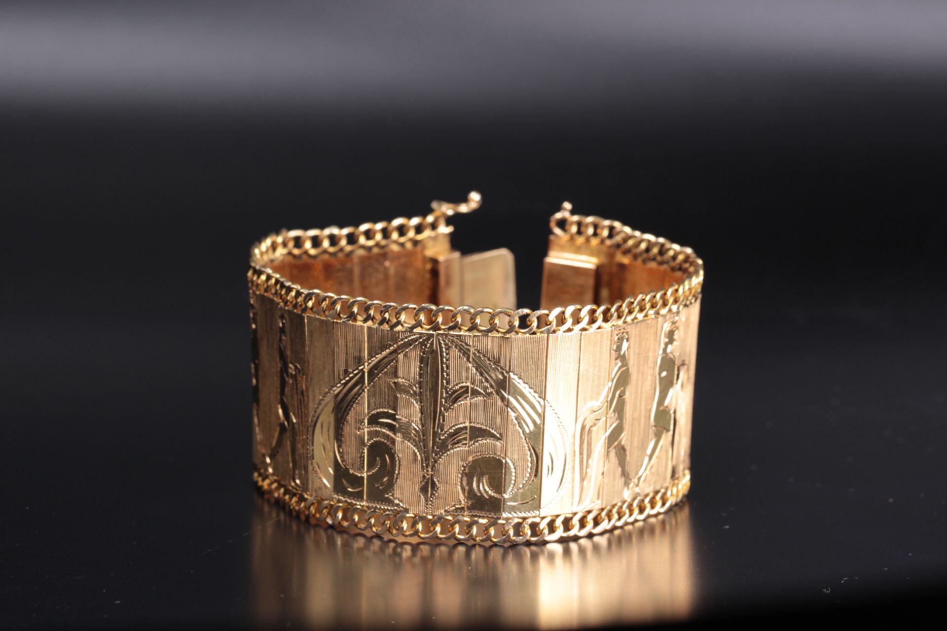 Antikes Armband aus 18-karätigem Gold mit eingravierten Figuren. Unikat