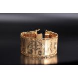 Antique 18K Gold bracelet with beautiful engraved figures