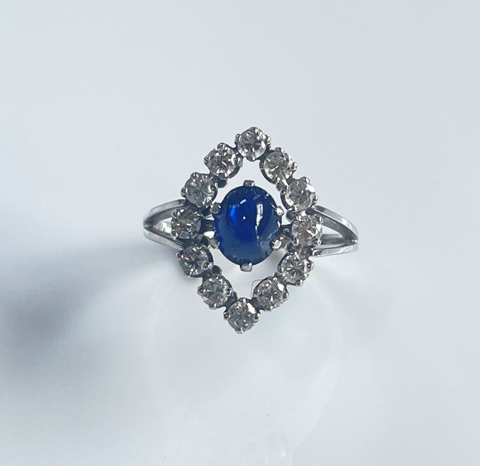 Diamond ring 18K White Gold in the middle a sapphire - Image 4 of 4