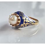 Antique ring of 18K Gold with Enamel and a Pearl