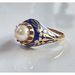 Antiker Ring aus 750 Gelbgold mit Emaille und einer Perle