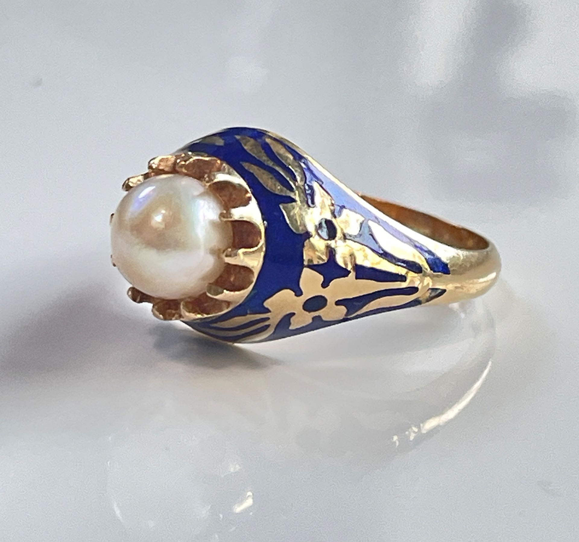 Antique ring of 18K Gold with Enamel and a Pearl