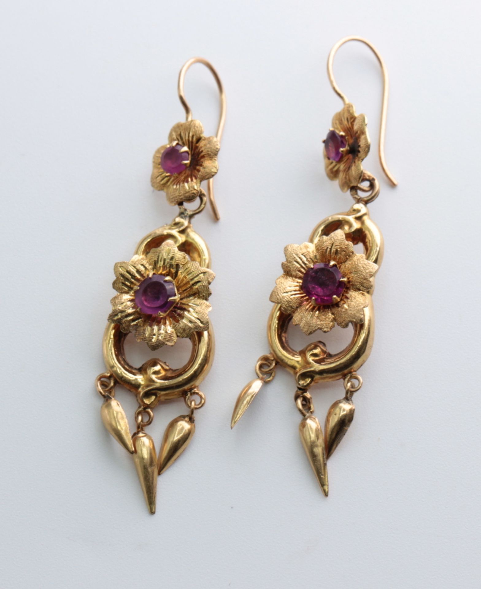 Antike Ohrringe mit Rubin und Pampeln. 585 Gelbgold