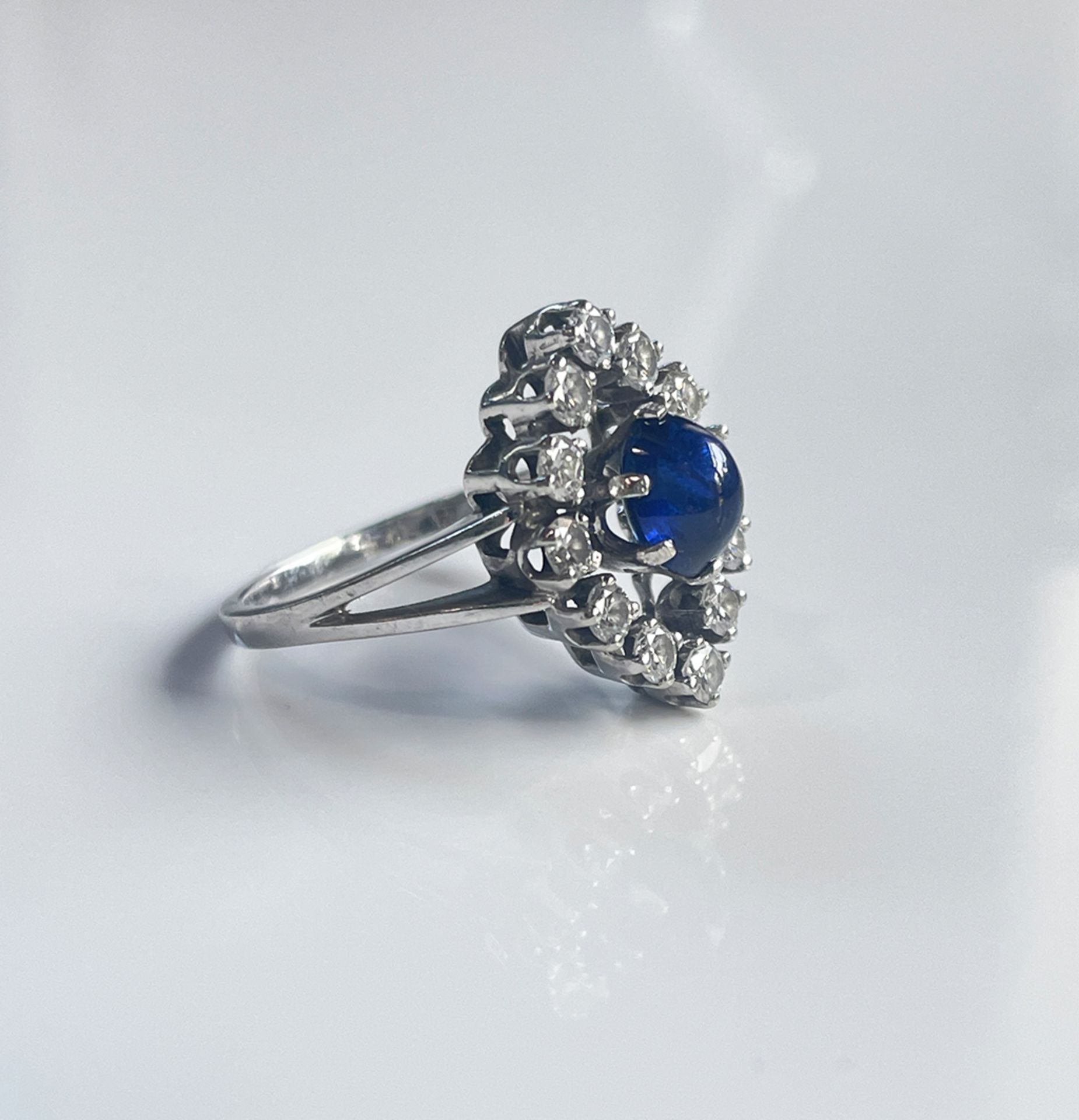 Diamond ring 18K White Gold in the middle a sapphire - Image 3 of 4