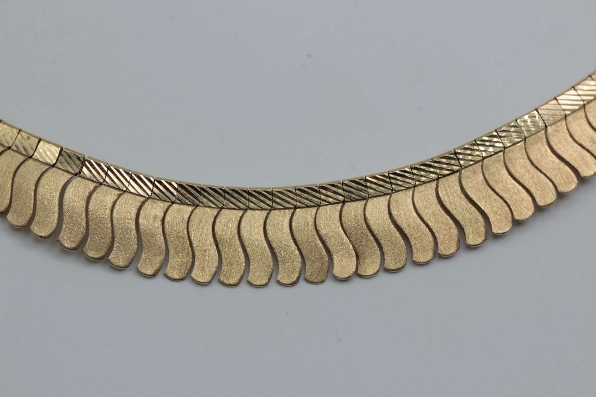 Geschwungene Vintage Halskette 585 Gelbgold Mattes Gold