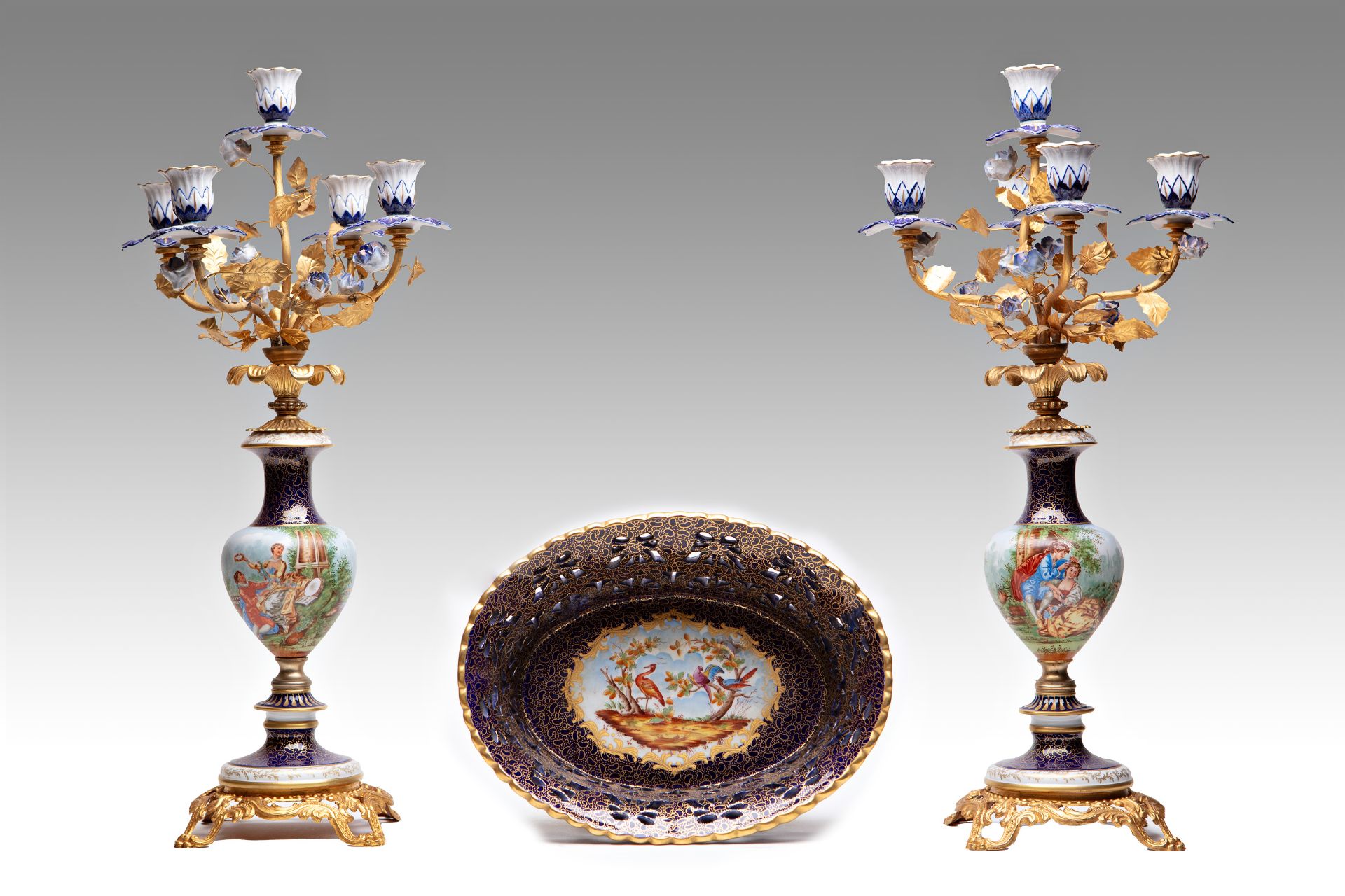 PAIR OF SEVRES-STYLE CANDLESTICKS AND PLANTERS | (Italy  - 2nd half of the 20th century) - Bild 2 aus 4