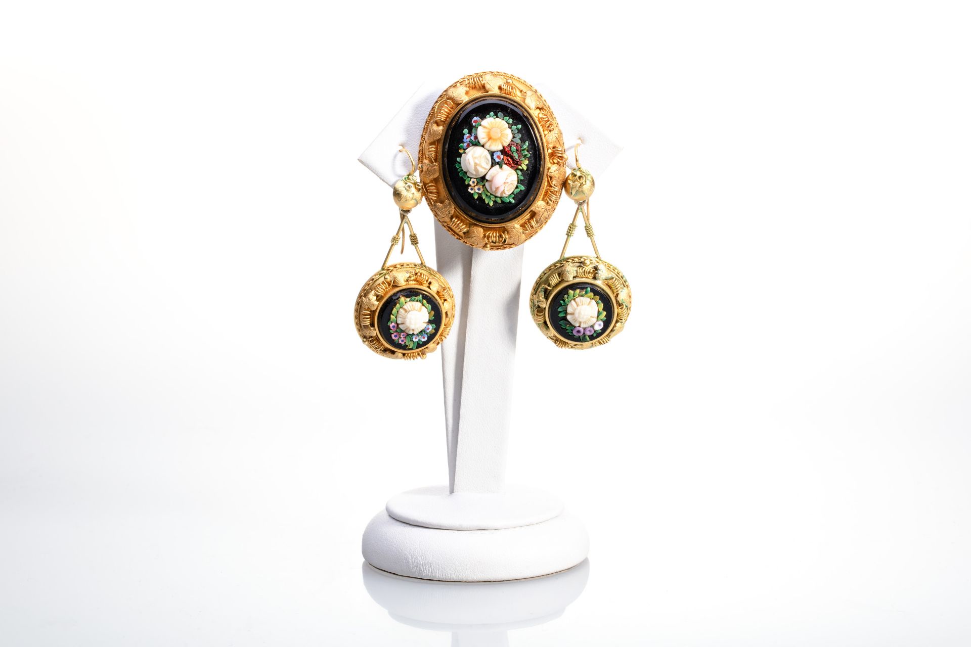 GOLD EARRINGS AND BROOCH WITH MICRO MOSAIC | (European - 19th century)