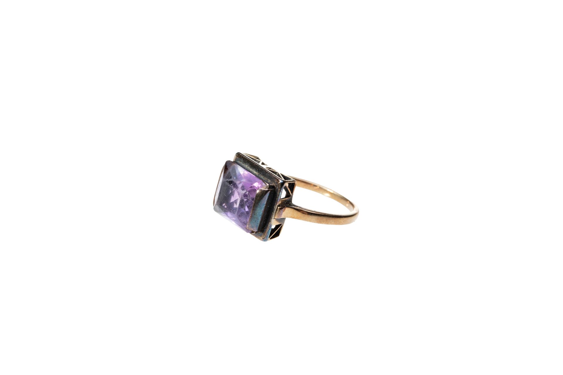 GOLD RING WITH AMETHYST | Czechoslovakia (Czechoslovakian / Czechoslovakia - 20th century)