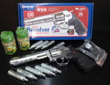 A Crosman SR357 Revolver BB Air Pistol, boxed; two Remington Airgun 1500 BBs, sealed; spare CO2
